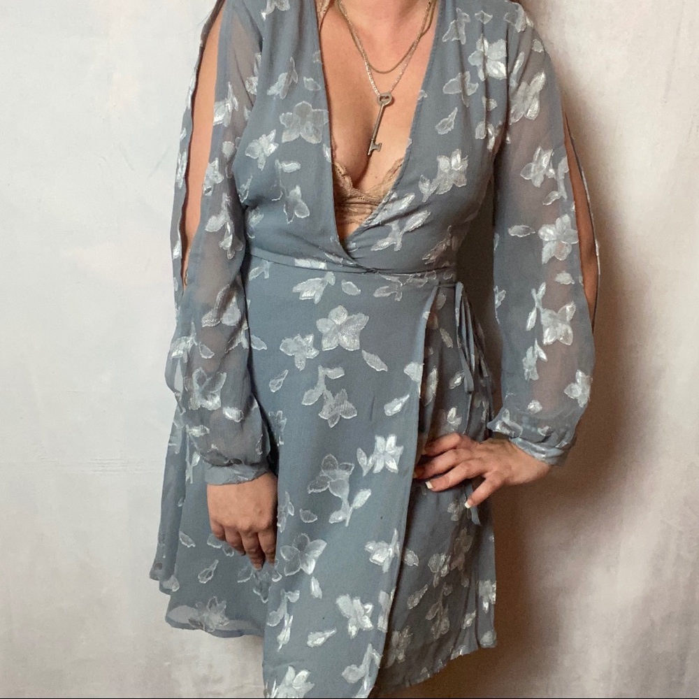 ASTR THE LABEL BLUE FLORAL OPEN SLEEVE WRAP DRESS - Picture 2 of 6